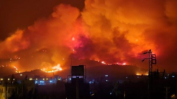 9 Ekim – Hatay’da 3 ilçeye yayılan orman yangınları yerleşim yerlerine de sıçradı. Günlerce süren yangın nedeniyle çok sayıda kişi evlerini terk etti