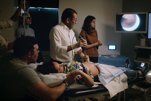 Bölümlerde, zorlu ameliyat süreçlerini ve cerrahları izliyoruz. Aynı zamanda hastanın ve yakınlarının yaşadığı hem duygusal hem de fiziksel zorluğa şahit oluyoruz.