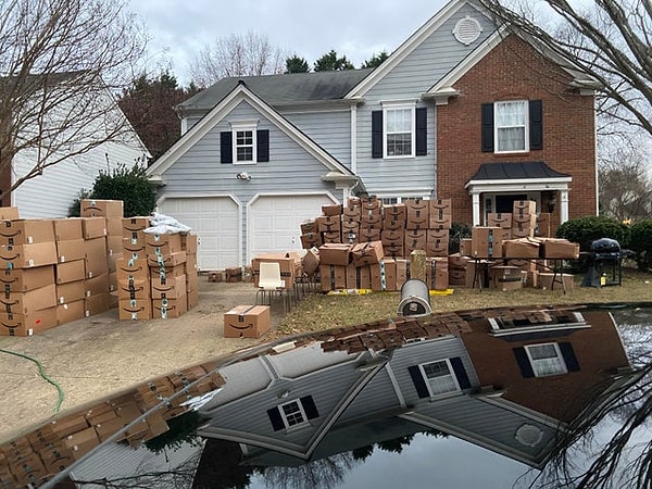 8. «Посмотрите, что пришло к нашему соседу!» 😱