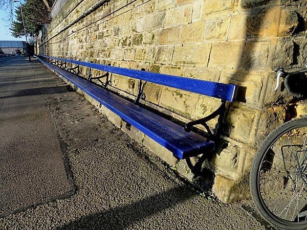 15. Самая длинная скамья в мире находится на вокзале в Скарборо в Англии, ее длина составляет 139 метров.