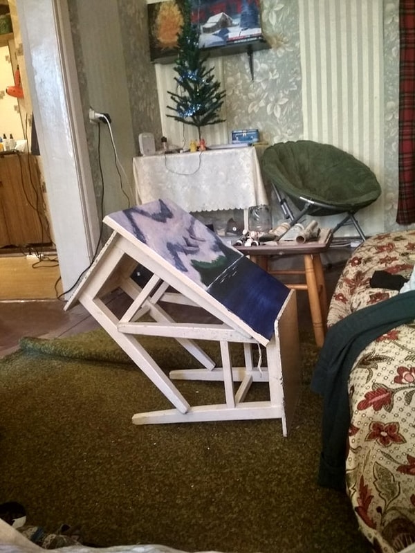 17. «Мой брат использует два стула таким образом, потому что у него нет мольберта».