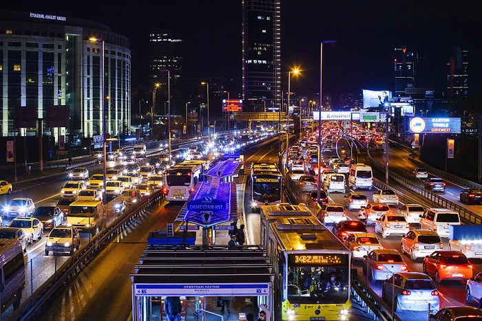 Kısıtlama Öncesi İstanbul'da Trafik Durma Noktasına Geldi; Bakanlık '21:00'den Önce Evde Olun' Dedi