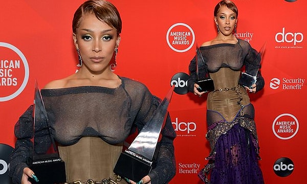 10. Doja Cat получил награду в номинации "Лучшая новая исполнительница" в этом платье на церемонии American Music Awards.