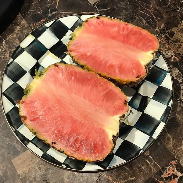 5. Генетически модифицированный розовый ананас, созданный учеными несколько лет назад. На вкус как обычные ананасы.