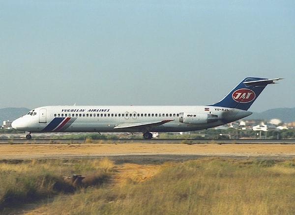 14:30'da gecikmiş bir McDonnell Douglas DC-9 uçağı, yakıt ikmali yapmak ve ekipleri değiştirmek için Kopenhag Havaalanına indi.
