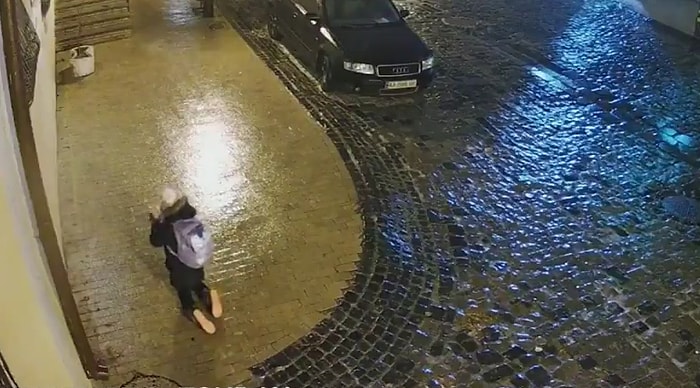 Buzlu Zeminde Yürümeye Çalışan Ancak Bir Türlü İlerleyemeyen Kadının İzlerken Yanına Gidip Sarılmak İsteyeceğiniz Görüntüleri