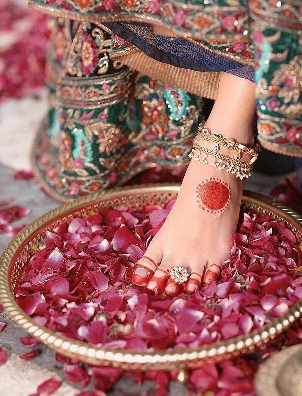 5. Şayet bir düğüne katılırsanız gelinin elinde yüzük aramayın çünkü yüzük ayak parmağındadır...