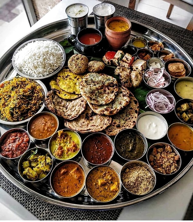 12. Yemek yerken sadece sağ el kullanılır.