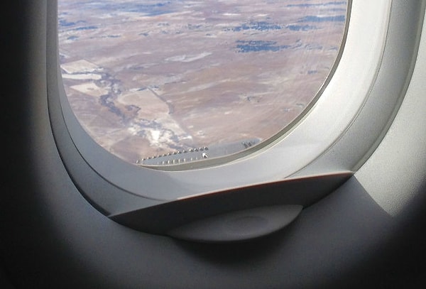 18. Небольшие дыры в иллюминаторах самолетов.