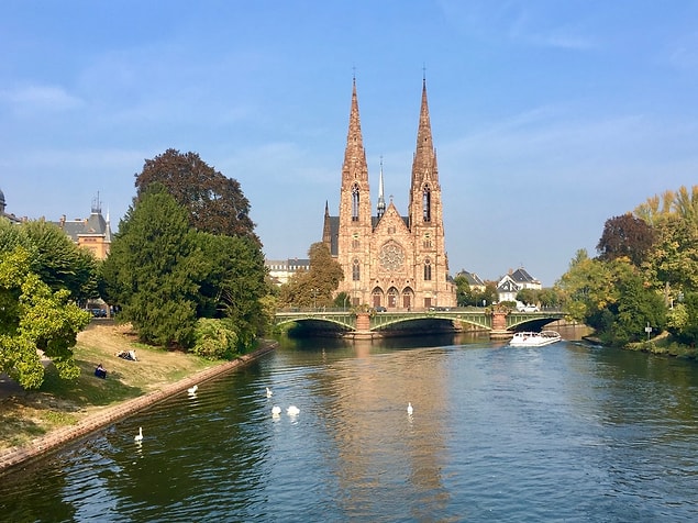 13. Notre Dame Katedrali'nin onarımı için 200 milyon euro bağışlamıştır.