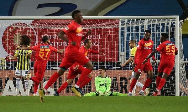 İkinci yarıya da Yeni Malatyaspor golle başladı. Youssouf Ndayishimiye 48. dakiada duran topa kafayı vurdu ve Yeni Malatyaspor skoru 3-0'a getirdi.