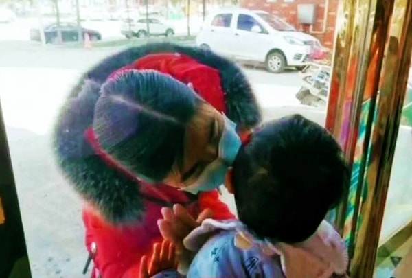 6. Медсестра из Китая целует своего годовалого сына через стекло