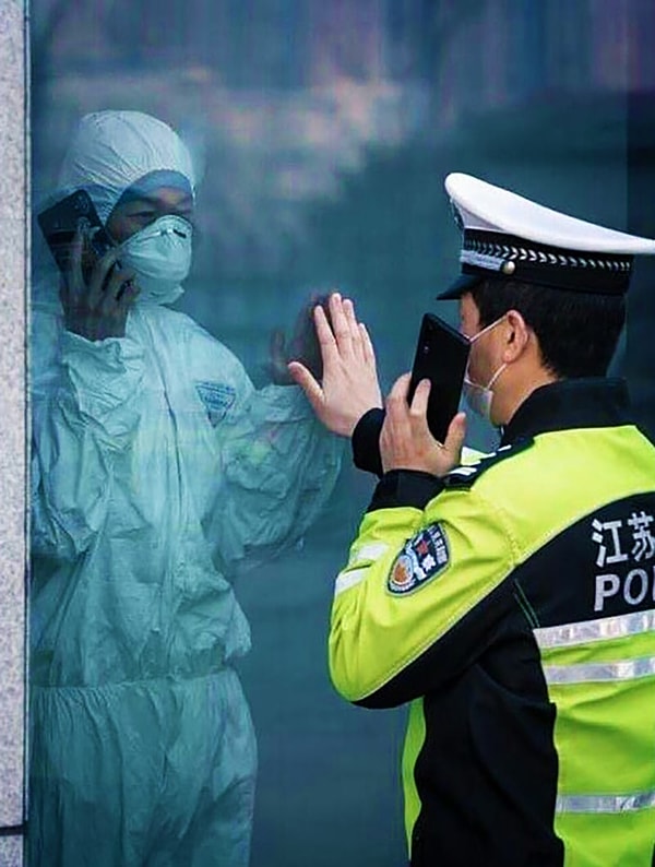 11. Муж и жена, находящиеся на передовой борьбы с Коронавирусом в Китае, встретились на пару минут