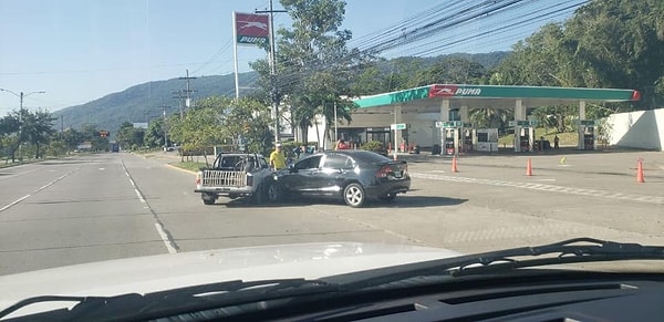 9. «Карантин 48 часов. Пустая улица, заправка закрыта, но эти ребята всё равно умудрились попасть в аварию»