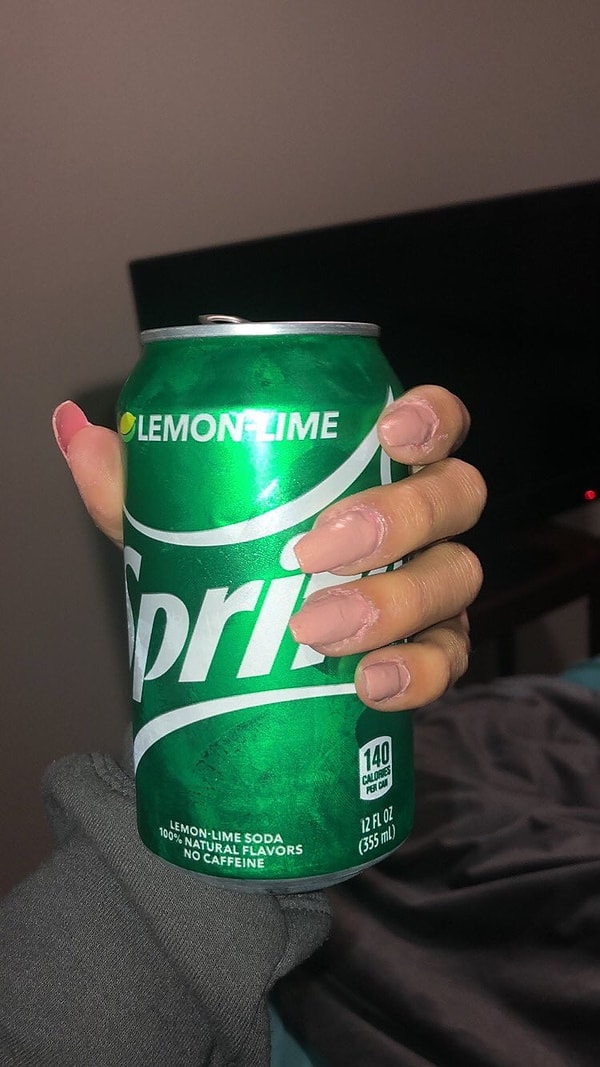 5. «Из-за карантина мне приходится самой делать себе ногти»