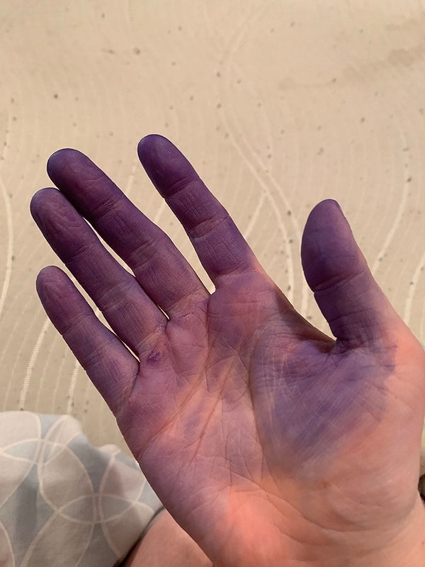 9. «Сейчас час ночи, я одна дома и вся в краске для волос»