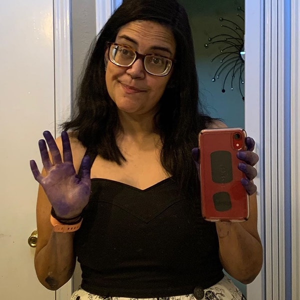 15. «Я пользовалась перчатками! Вчерашняя краска для волос теперь везде. Волосы выглядят нормально, но руками и спиной я похожа на смурфа»