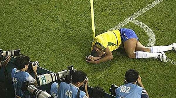 2002 Dünya Kupası'nda kendisini yere atarak Hakan Ünsal'ın kırmızı kart görmesine sebep olan oyuncu kimdi?