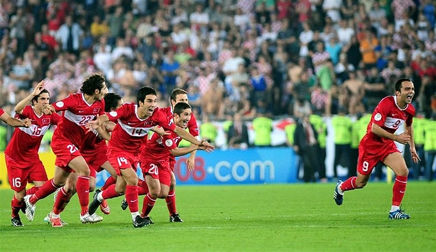 Efsane geri dönüşlere imza atıp yarı finale kadar çıkarak destan yazdığımız o unutulmaz Avrupa Futbol Şampiyonası turnuva hangisiydi hatırlıyor musun?