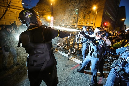 Washington'da Trump Destekçileri ile Antifa Taraftarları Birbirine Girdi