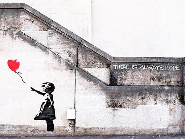 Banksy’nin “Her Zaman Umut Vardır” adlı eserinde rüzgarda saçları uçuşan küçük bir kızın balonunu kaybettiğini görüyoruz. Buradaki umut ne ile sembolize edilmiş sizce?