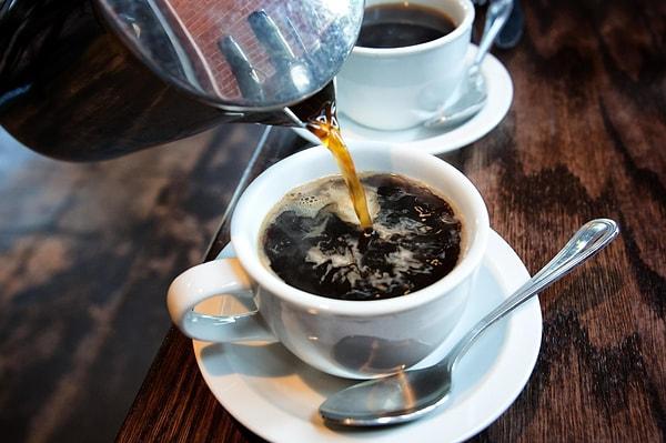 Sabahları içtiğiniz bir ya da üç fincan kahveyi seviyor musunuz? Uyanmak ve uyanık kalmak için ona güvenebilirsiniz, ancak mesaneniz o kadar mutlu olmayabilir. Kahve birkaç tahriş edici madde içerir, kafein ve asit.
