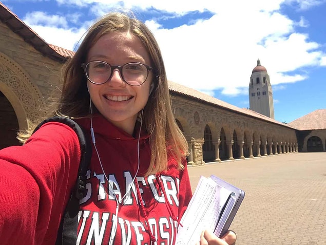 Aradan iki yıl geçti ve bugün Zeynep, Standford Üniversitesi'nden bu kez lisans okumak üzere kabul mektubu aldı!