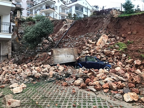 Yılın Yağış Rekoru Kırıldı: Antalya'da Tarım Alanları ve Seralar Sular Altında Kaldı, Bir Sitede İstinat Duvarı Çöktü