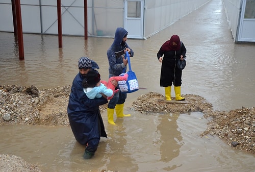 Yılın Yağış Rekoru Kırıldı: Antalya'da Tarım Alanları ve Seralar Sular Altında Kaldı, Bir Sitede İstinat Duvarı Çöktü