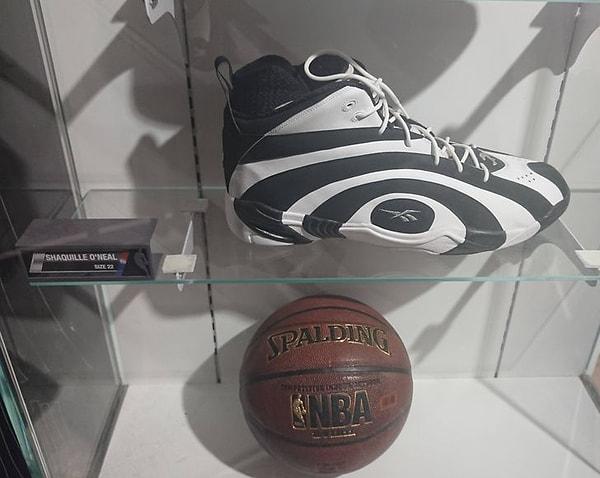 5. "Basketbol efsanesi Shaquille O'Neil'in 57 numara ayakkabıları standart bir basketbol topunun yanında."