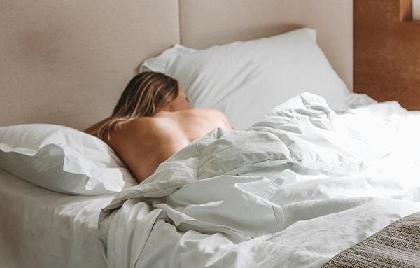 Neredeyse %40'ımız yatarken pijama giyiyoruz ancak yatmak için giymeyi seçtiğimiz pijamalar aslında uykumuzu ve sağlığımızı etkiliyor.