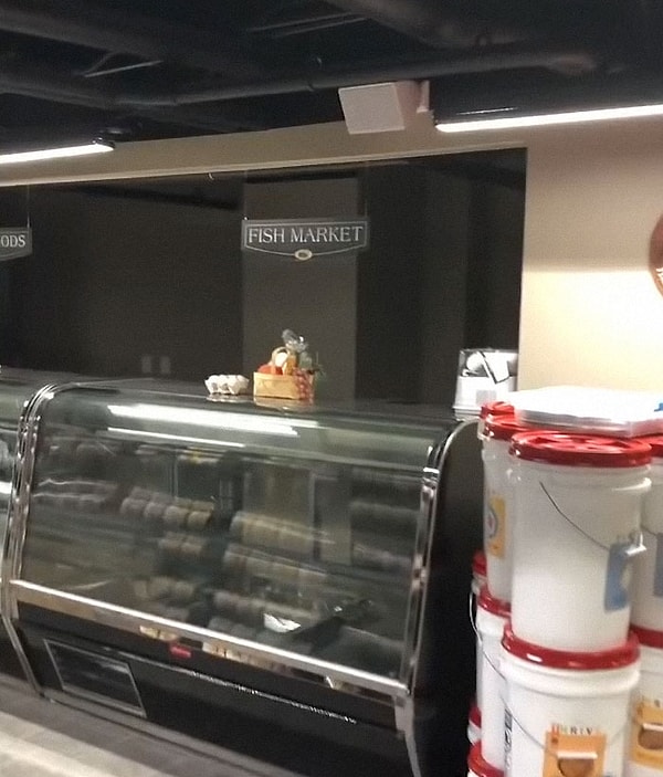 10. Внутри мега-бункера есть даже универсальный магазин.