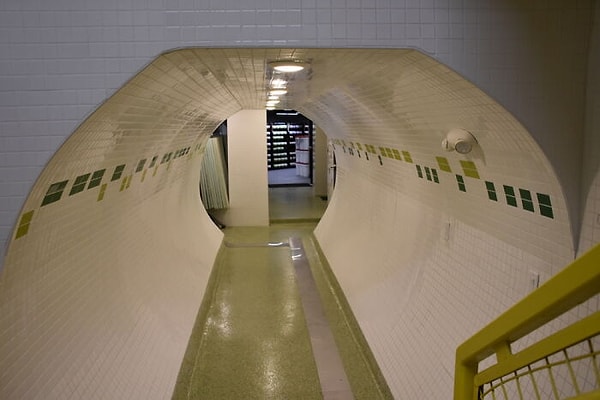 26. Некоторые коридоры выглядят как в метро