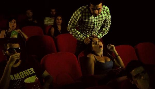 Bir korku filmi festivali için çektiği 'Kurşun Kalem: Kahrolası Telefonunu Kapat' isimli videosunda tecavüzü bir mizah unsuru olarak kullandığı eleştirisini almıştı.