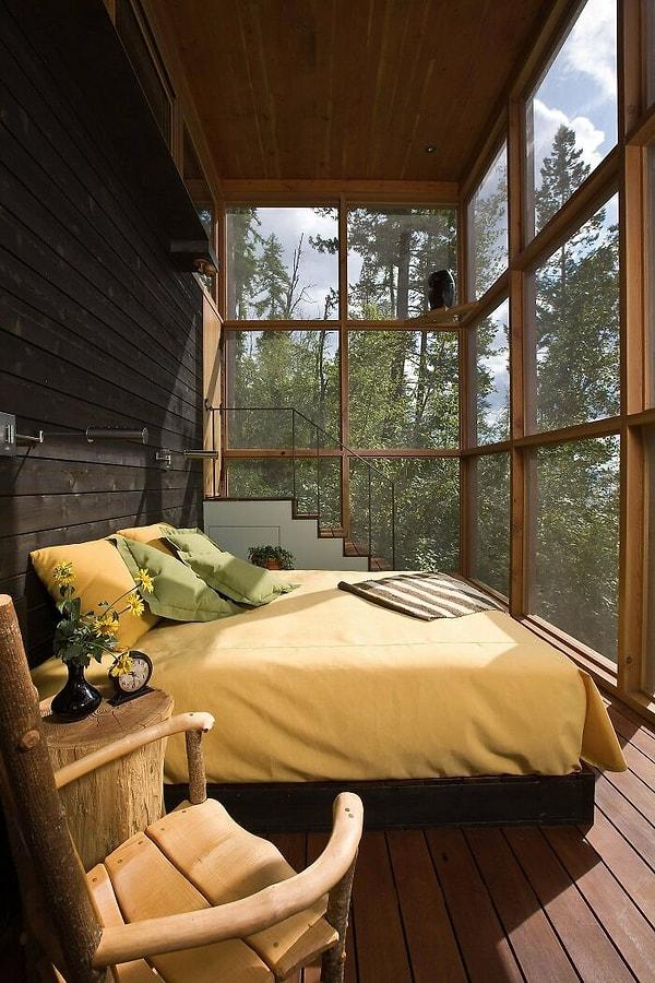 16. Ormanın içinde bulunan manzaralı bir yatak odası.