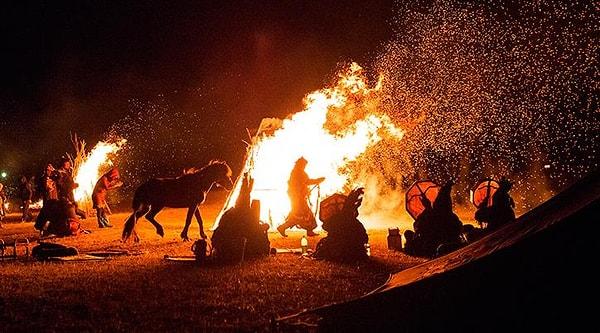 Şaman ayini yapılacak yerde önce ateş ardından tütsüler yakılır.