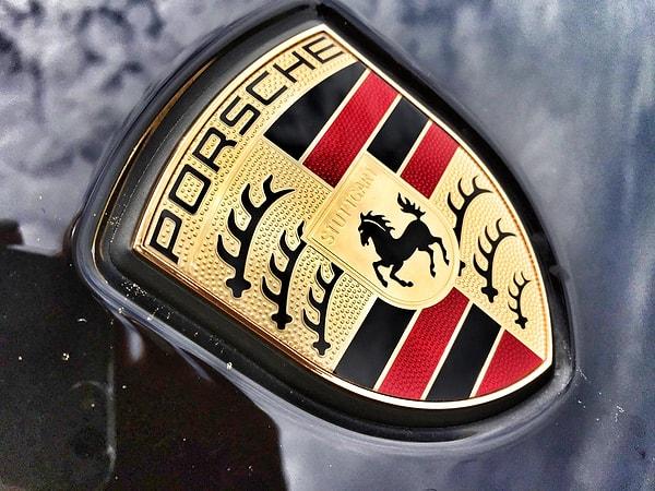 Geyik boynuzu ve siyah at: Porsche
