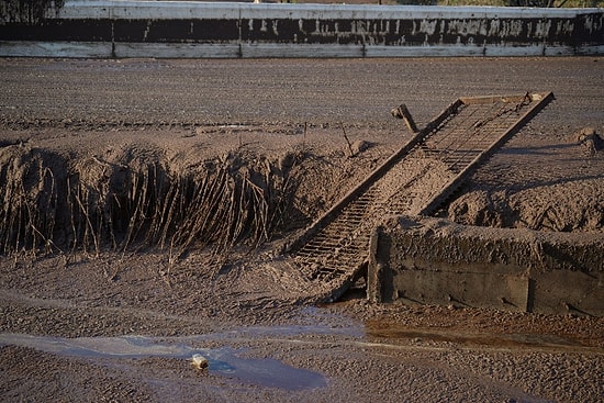 Ayvalık’ta Çevre Katliamı: Fabrikanın Atık Havuzunun Duvarı Yıkıldı, Tonlarca Atık Sarımsaklı Plajı'ndan Deniz Aktı