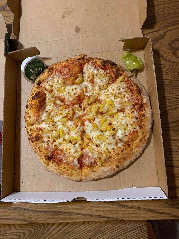 6. "Заказали пиццу пепперони, а приехала пицца с ананасами".