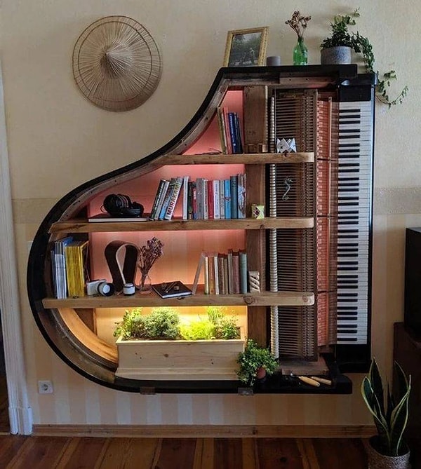 9. "Как оказалось, старое пианино может обрести новую жизнь и здорово украсить ваш дом".