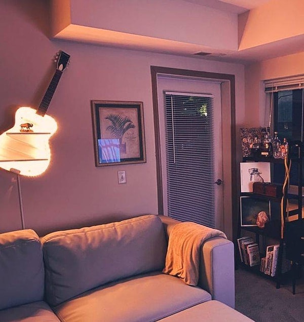 14. "Гитара, трансформированная в торшер".