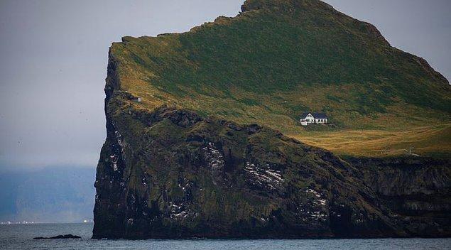 "Dünyanın en yalnız evi" olarak bilinen ve Ellidaey Adası'nda yer alan bu ev hakkında çok sayıda iddianın ortasındadır.