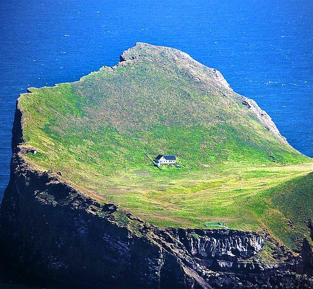Ellidaey Adası ve bu gizemli ev hakkında bilinen en meşhur iddia ise adanın İzlanda Hükümeti tarafından Björk'e hediye edilmiş olmasıdır.
