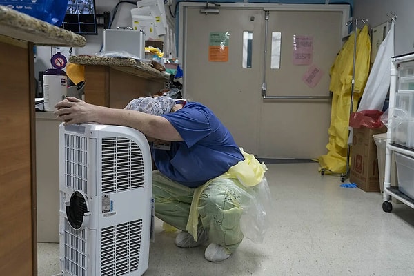 2. "30 Haziran, Houston'da bir sağlık çalışanı Kovid-19 yoğun bakım ünitesinde bir vantilatörün önünde dinleniyor."