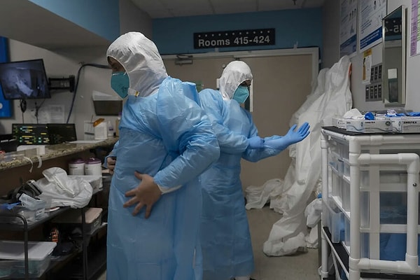 14. "Koronavirüs yoğun bakım ünitesine girmeye hazırlanan sağlık çalışanları."