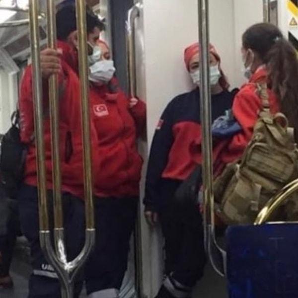 4. Deprem bölgesinde çalışan ekiplerin üstleri tozlu diye metroda oturmaması üzerine onlar gibi ayakta giden insanlar