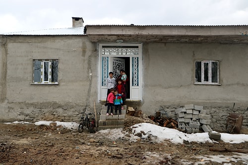 Yılan Korkusu Yaşayan Aileye Yeni Ev Yapıldı: 'İlk Kez Huzurla ve Korkmadan Uyuyabiliyoruz'