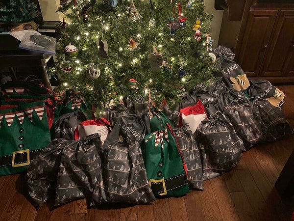 12. "Моя жена узнала, что 60% бабушек и дедушек в домах престарелых никто не навещает на Рождество. Она организовала небольшой сбор средств и подготовила 61 подарок для местного дома престарелых. В каждый сверток она положила бальзам для губ, питательный лосьон для тела, салфетки, кроссворд, ручку и теплое уютное одеяло".