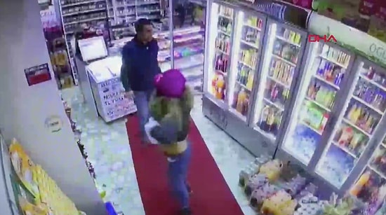 Önce Büfe Sahibini Soydu Sonra Dikkat Dağıtmak İçin Soyundu