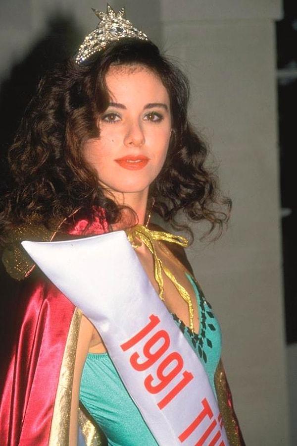 İlk olarak 1991 yılındaki güzellik yarışmasında 3. olduğunda duyduk Defne Samyeli'nin adını. O zaman daha 19 yaşındaydı